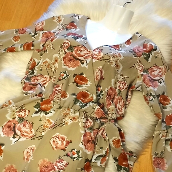 See You Monday Floral Trumpet Sleeved Romper - Picture 10 of 13